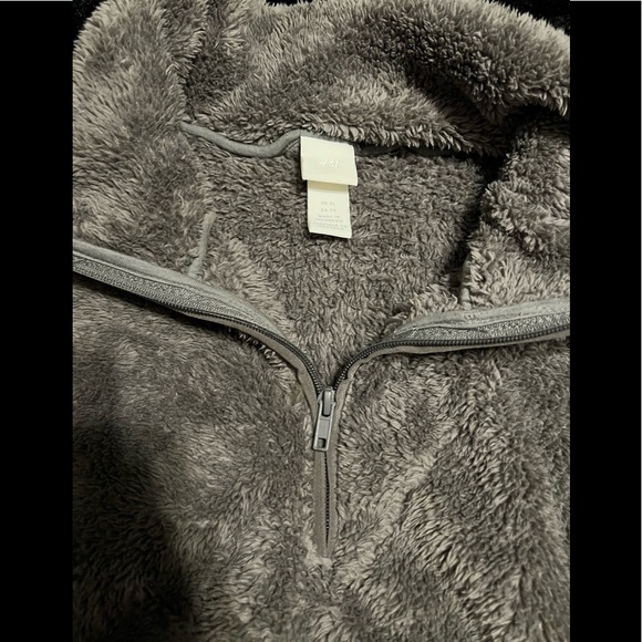 H&M faux fur half zip pullover - Picture 4 of 5
